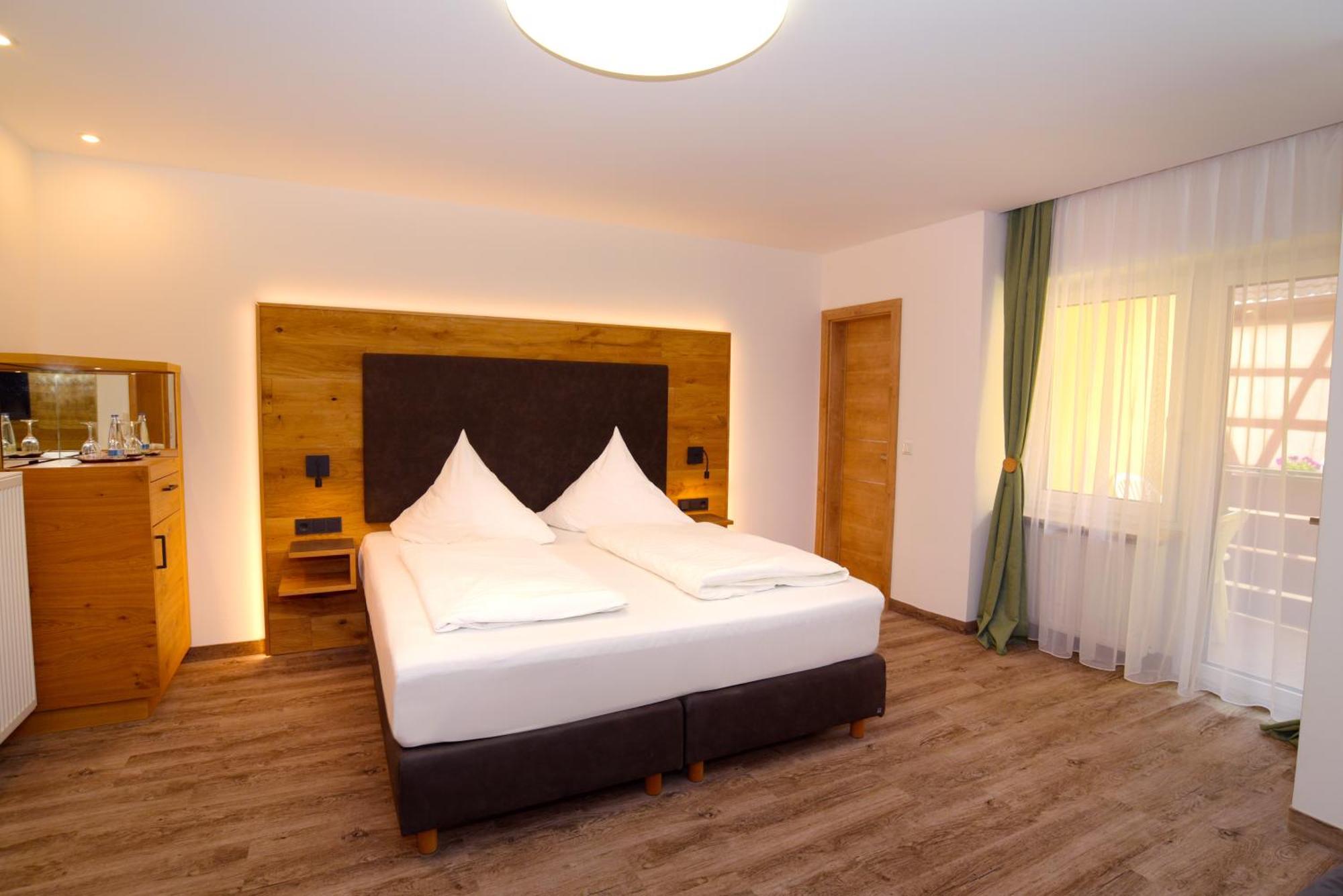 Hotel Gasthof Krone ชแปล็ต ภายนอก รูปภาพ